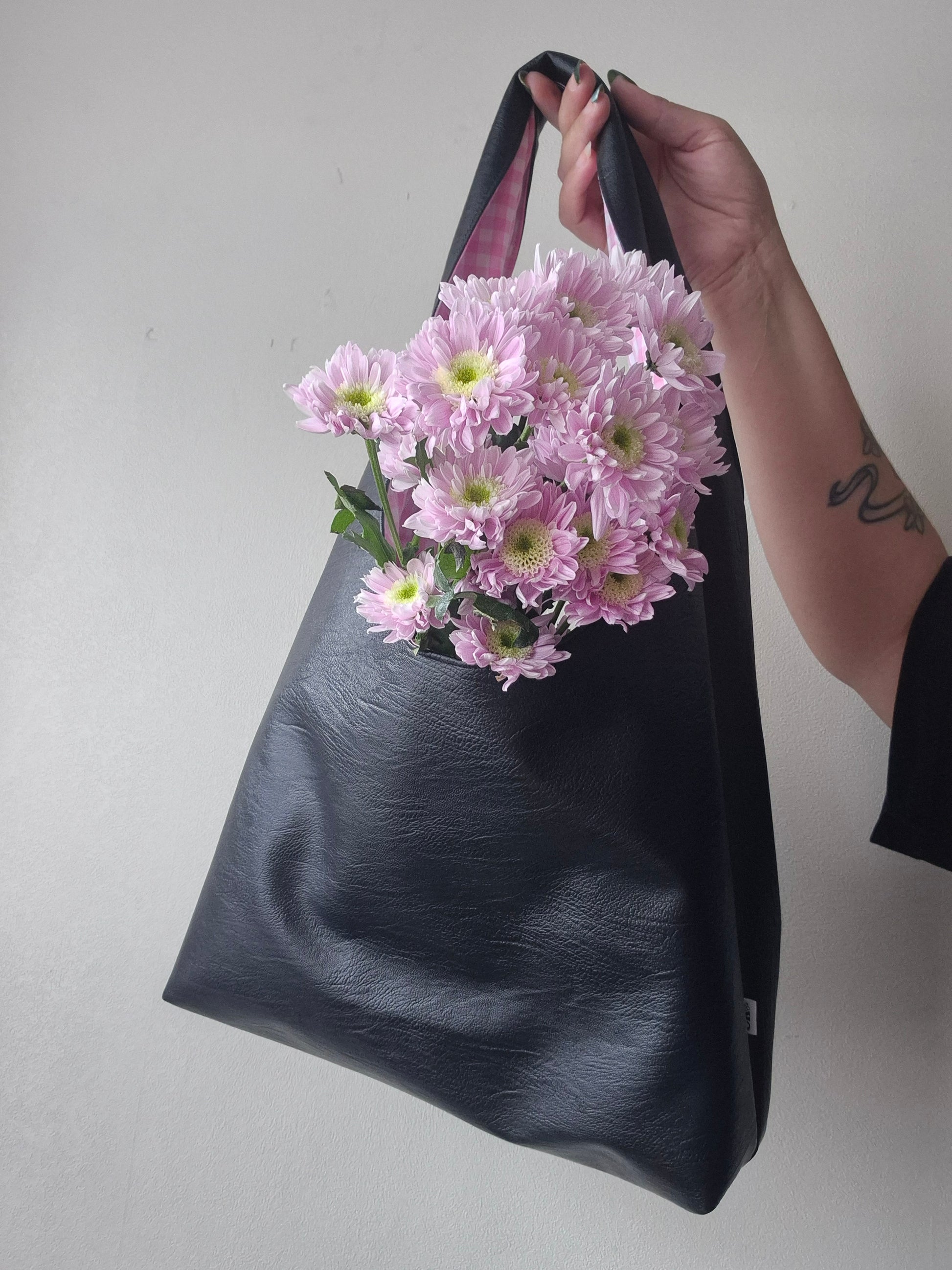 Noir carry all tote